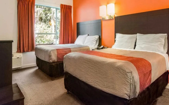Motel 6 Surrey, BC