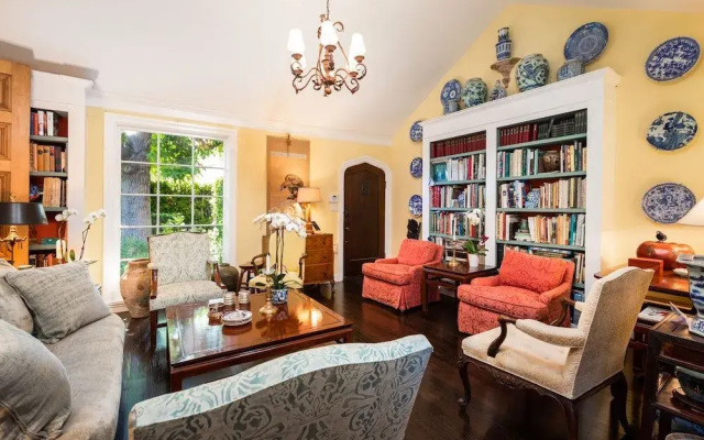 Elegant Home in the Heart of LA 2 Bedrooms 1 Bathroom Duplex
