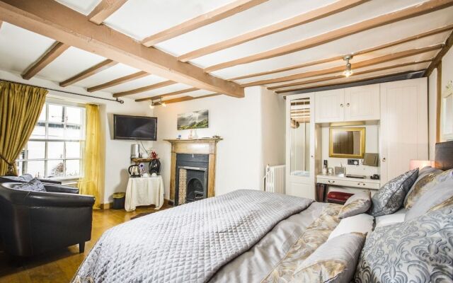 Cornerstones, 16th Century Luxury Self Catering House overlooking the River Dee