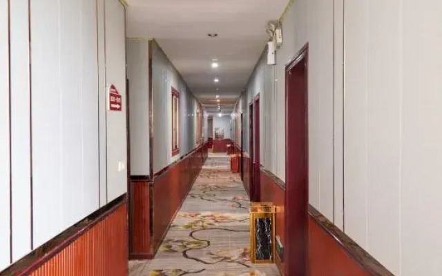 Chongqing Lushan Junwei Business Hotel