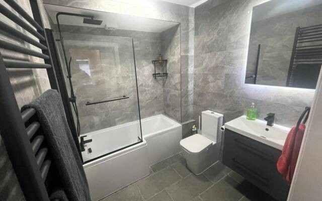 Inviting Apartment in Hayes With Garden & Parking