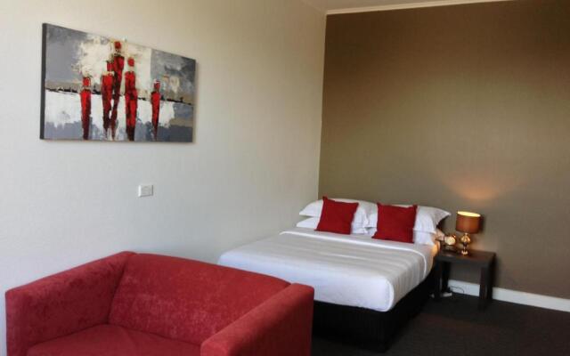 Centennial Inn on Bathurst