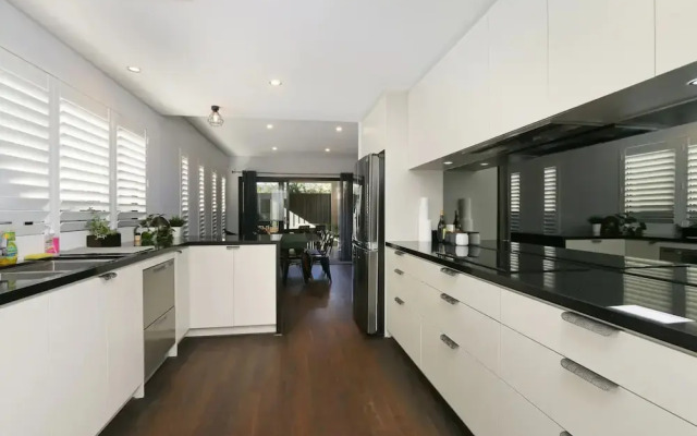 Luxury 4-bedroom House - Mount Lawley