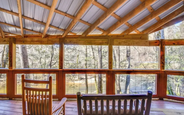 Riverfront Helen Cabin w/ Hot Tub & Deck!