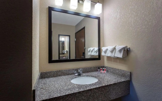 Ramada Hotel & Suites Glendale Heights