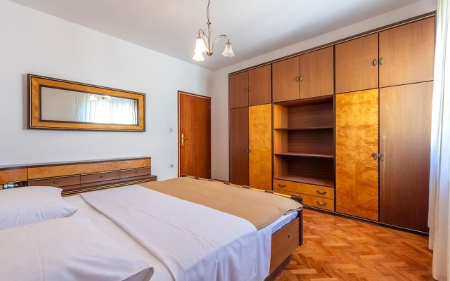 Nice Apartment in Kastel Luksic With 3 Bedrooms