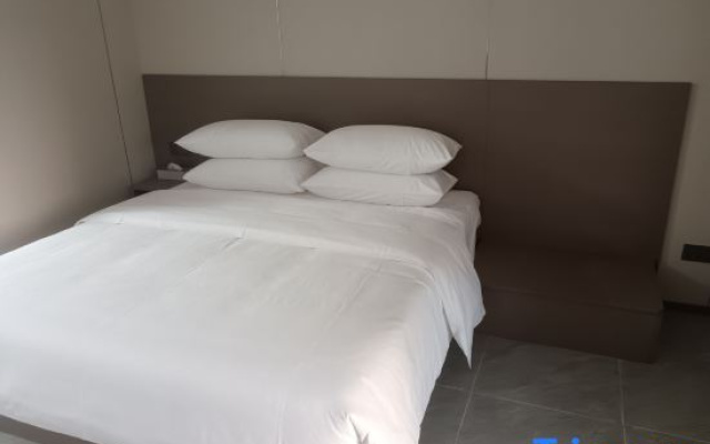 Meeting You Apartment (Luohu Port Branch)
