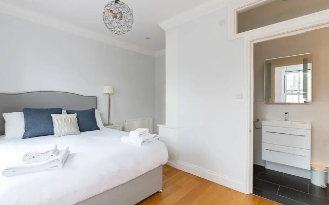 JOIVY Stunning 3 bed House Close to Westfield