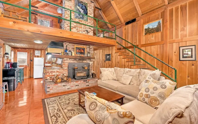 Rustic Knotty Pine - Minutes to the Water!