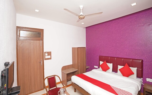 Oyo 7872 Amber Hotel