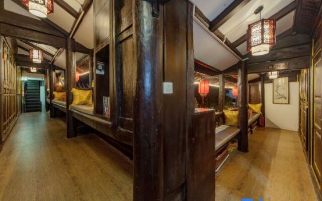 Yiyuan Snow Mountain View Courtyard Inn (Lijiang ancient city mufu branch)
