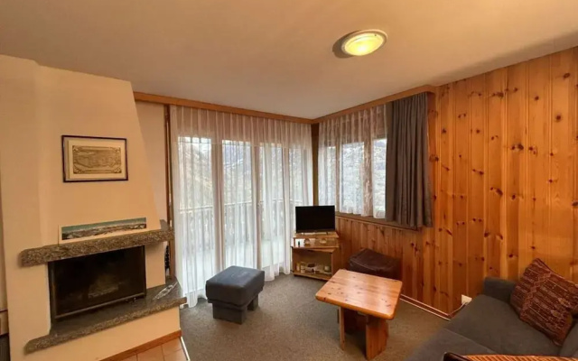 Gracious Apartment With Patio in Hills