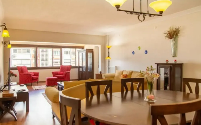 Vibrant Flat Near Trendy Attractions in Karsiyaka