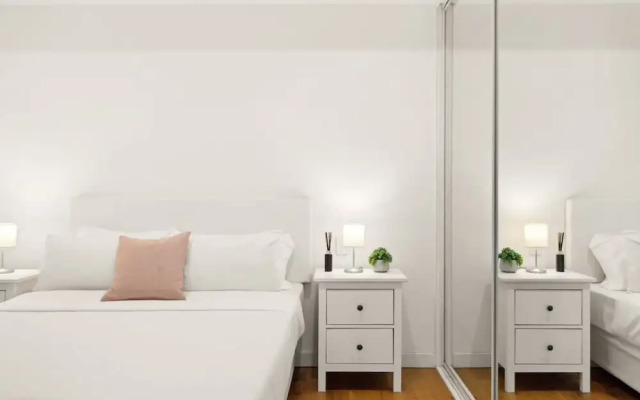 Central Modern 1 Bedroom With Air-con Balcony