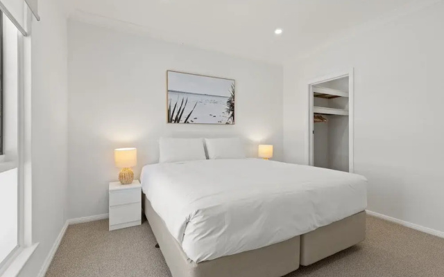 Elegant 3-bed Home From Sunny Glenelg Beach