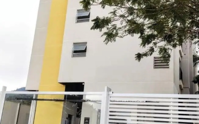 Apto Centro Ubatuba com Varanda Gourmet, Suíte e Piscina