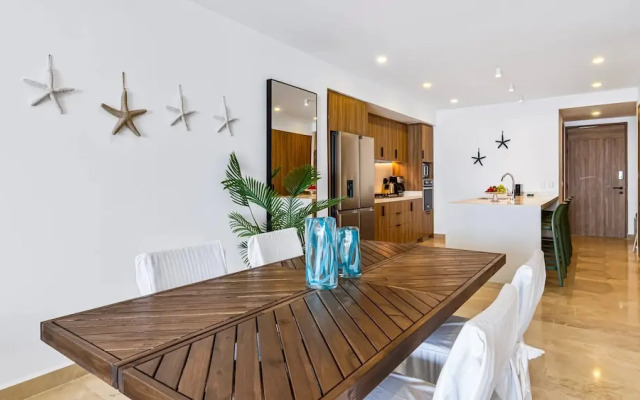 Stylish Beachfront 2BR - Balcony & Pools