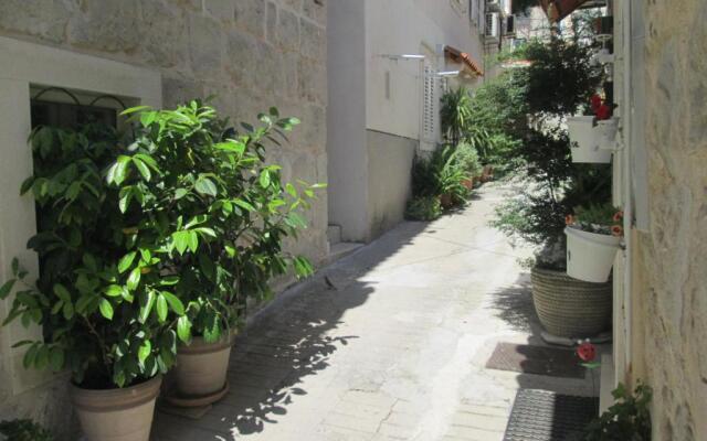 Rm Antonio on Dumanica St - En-suite Rm 5 min to the Old Town of Split