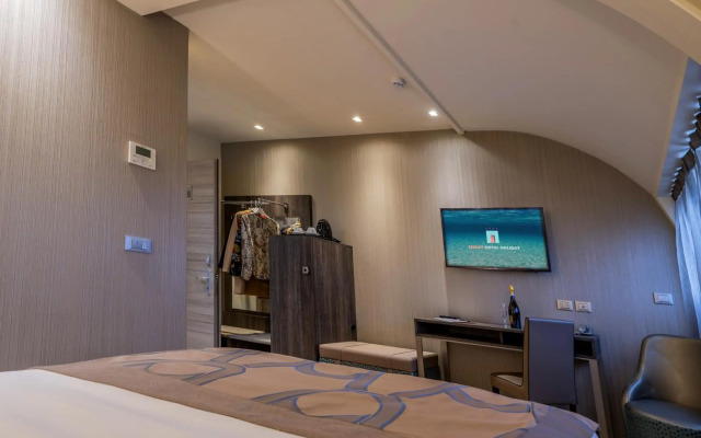 Smart Hotel Holiday