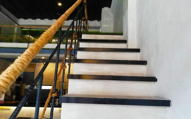The Cavern Pod Hotel & Specialty Café - Hostel