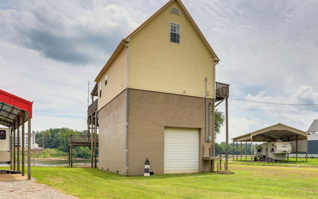 Tennessee River Retreat: Multi-level Deck & Views