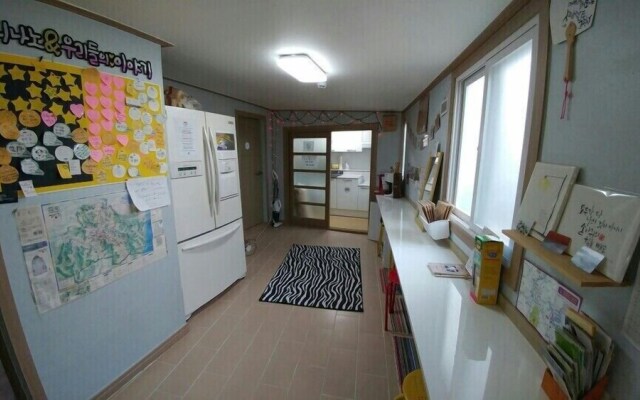 Ninano Guesthouse - Hostel