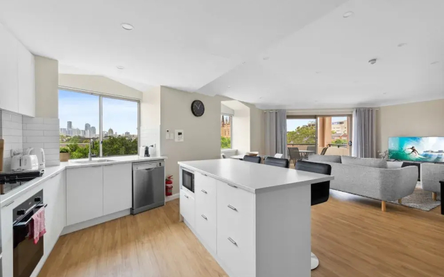 Stylish 2-bed Camperdown Apartment With Balcony