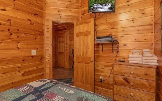 Spacious Party Hut Near Attractions by Redawning