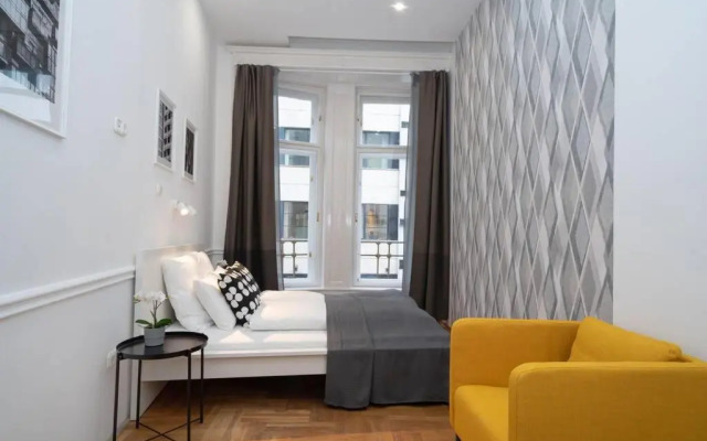 BEST located, 150 m2 5 bedrooms apt.,