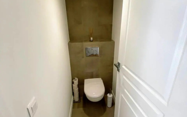 Sunny and calm 2 bed apartment place du Pin
