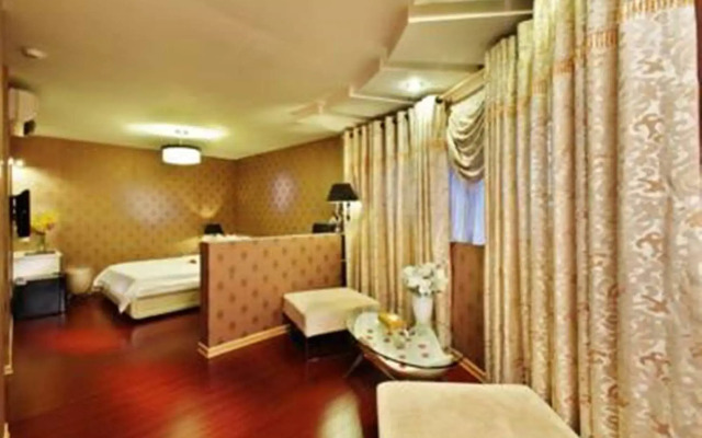 The White Hotel 8A Thai Van Lung