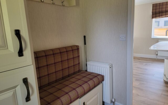 Luxury 2-bed Lodge in Routh, Sleeps 4 With Hot Tub