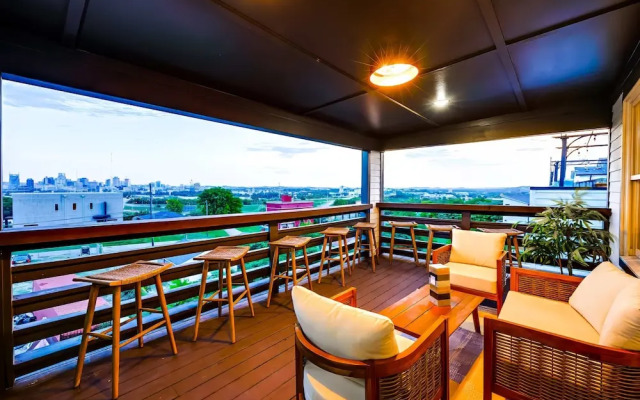 City Views Pool Hot Tub Mini Golf