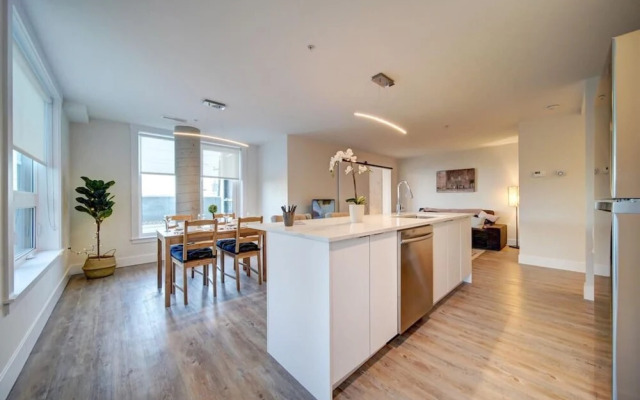Stylish Modern Condo w Parking Location Coffee