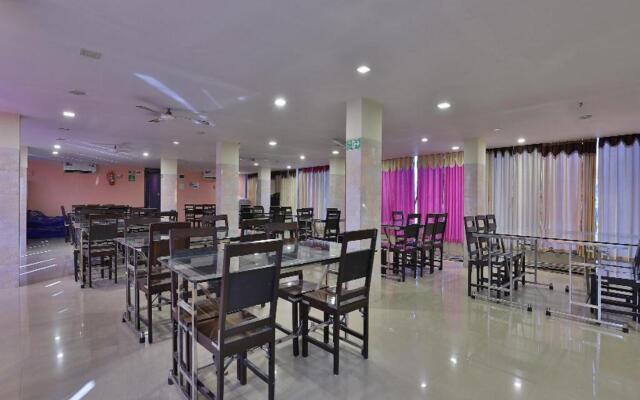 OYO 24833 Hotel Silver