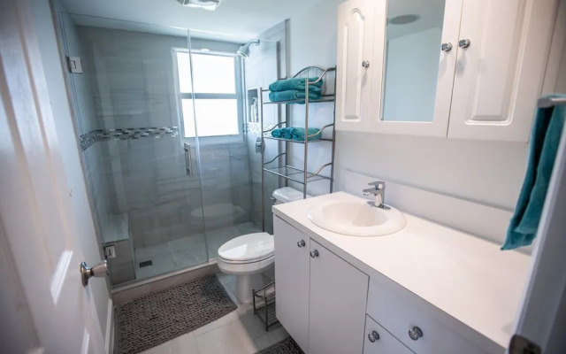 Enjoy Sunsets at Fully Equipped Condo at the Beach