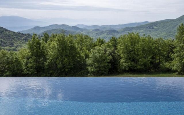 Luxury Villa for 6 Inside a Wonderful Estate-villa Santa
