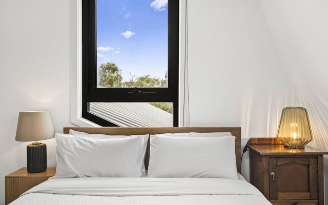 Comfortable 2 Bed Stay With Parking – Guest Rooms – Melbourne