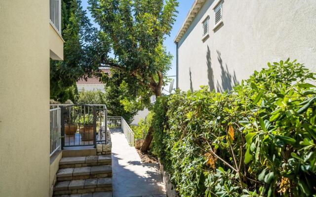 Comfort 1-Bedroom Apartment with Pool & Sea view
