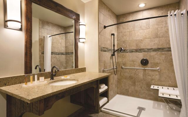 Glacier International Lodge