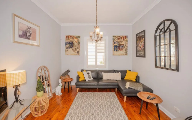 Cozy Cottage with Kitchen & Patio – Guest Rooms – Tamworth