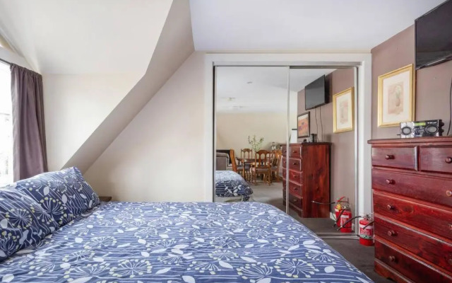 Upstairs Studio Apartment with street access