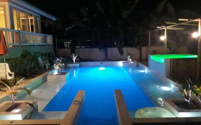 Phuket Airport Suites & Lounge Bar