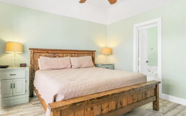 Always Sunny 3 Bedroom Home by RedAwning