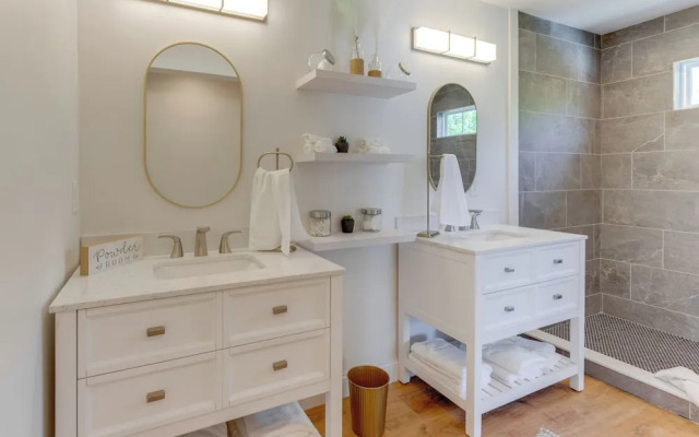 Steps to Buckeye Lake: Family-friendly Home