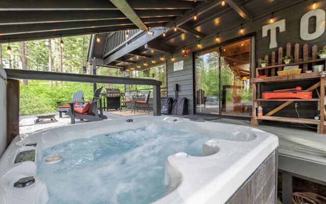 Thyme Out 2 Bedroom Home by NW Comfy Cabins by RedAwning