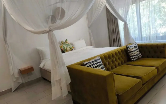 Room in Lodge - Luxury Suite in Zambezi Boutique Lodge 9 With Free Town Tour