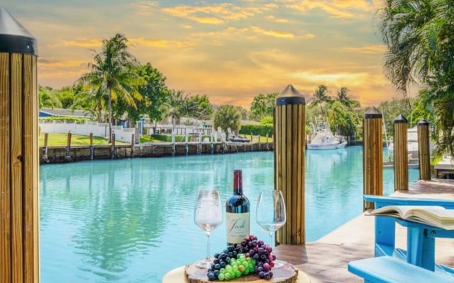 Luxe Lakefront Mansion Waterfront, Pompano Beach