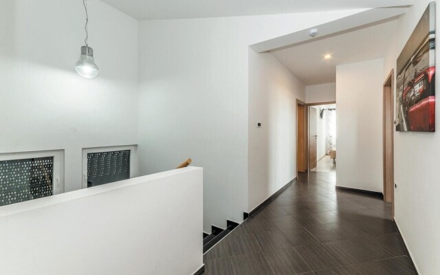 Stunning Home in Vrsi Mulo With Wifi and 4 Bedrooms
