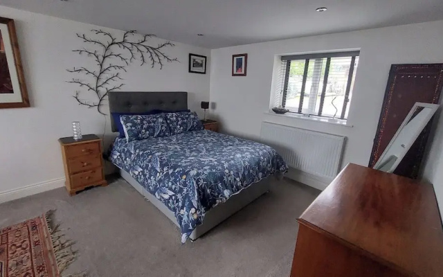 1 Bed Flat - Sleeps 4 - Garden - Parking - Wifi